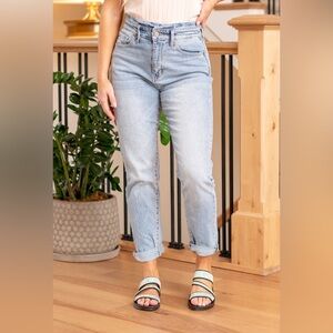Kancan Gwen High Rise Mom Jean light wash- Size 7/27